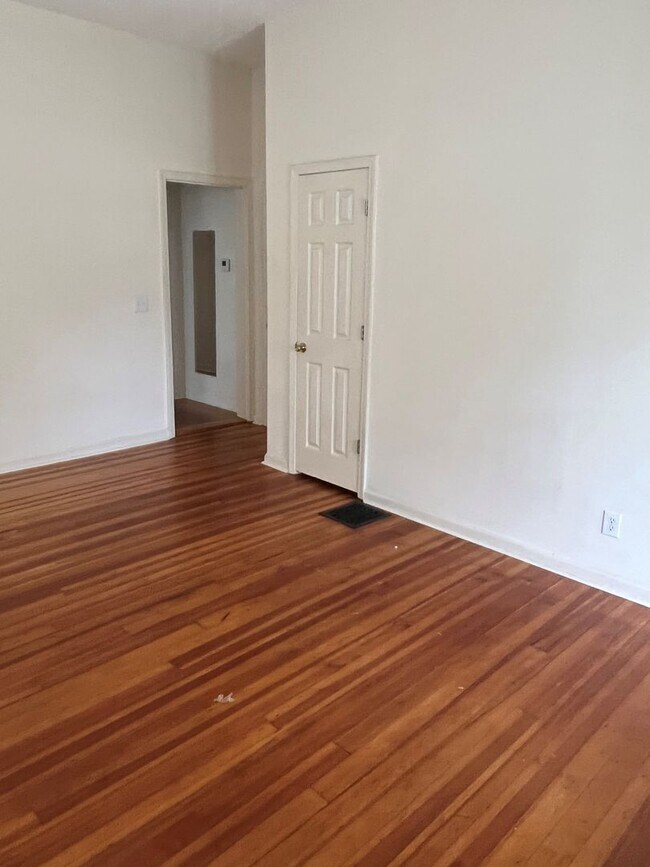 Building Photo - Nice 1 Bed 1 Bath Unit! Available Fall 2026!