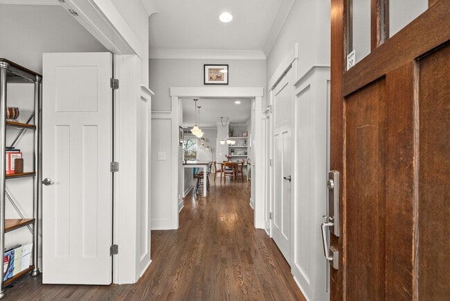 Building Photo - 2223 Burns St