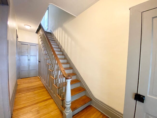 Building Photo - 5 bedroom /2 bath Mins. from UC for $750/p...