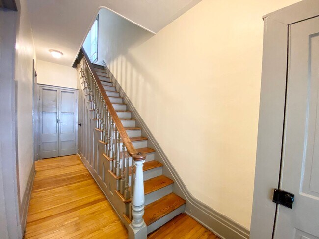 Building Photo - 5 bedroom /2 bath Mins. from UC for $750/pp ($3750/mo)! Off-Street Parking included!