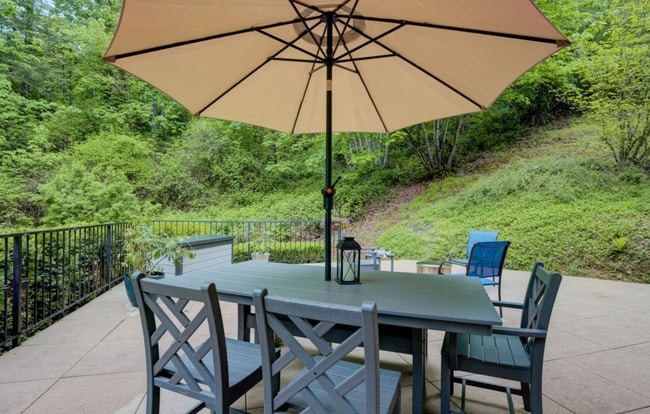 Building Photo - 4 bed/4bath, 5000sqft, adult home? Sober living? Barton Park!