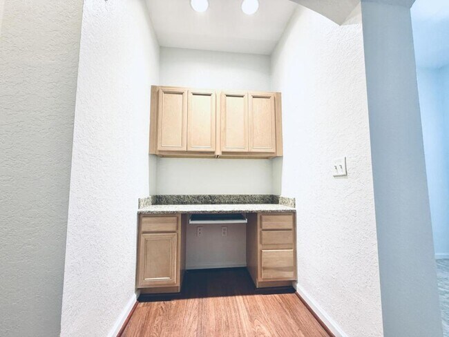 Building Photo - 2983 Ashland Ln S