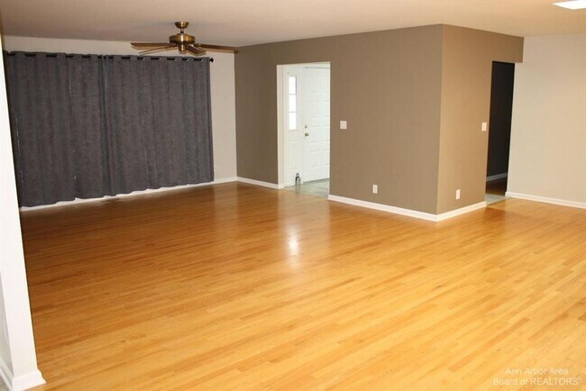 Building Photo - Spacious Ranch