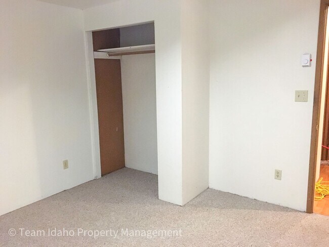 Building Photo - Taylor Ave Tri-Plex