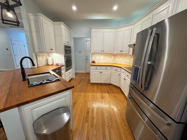 Building Photo - Available to Show