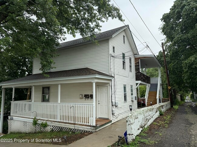 Building Photo - 713 Cherry St