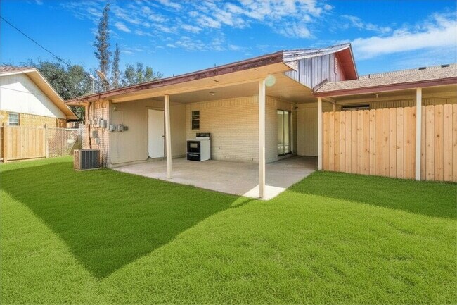 Building Photo - "Charming 2-Bed, 2-Bath Retreat in McAllen's Heart – 1,212 Sq Ft of Comfort!"