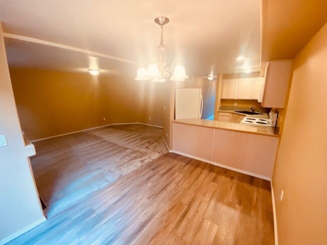 Building Photo - Charming Van Mall Condo