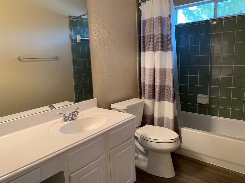 Building Photo - 2644 Dunbar Dr