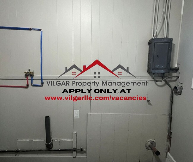 Building Photo - This cozy 3 bedroom, 1 bathroom home is pr...