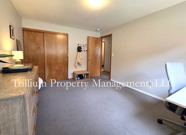 Building Photo - 110 SE 65th Ave