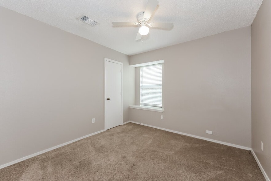 Building Photo - 6209 Mercedes Dr