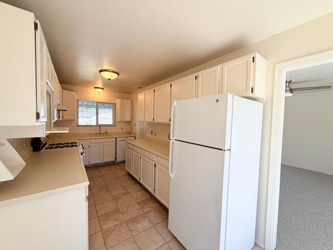 Building Photo - Newly Refreshed 3BD/2BA Home with Spacious Living Areas