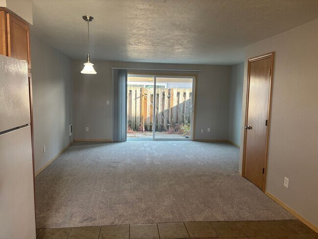 Building Photo - 1ST  FULL  MONTH'S  RENT  FREE   Pet-friendly Townhouse Near Parks and Downtown Newberg  Showings...