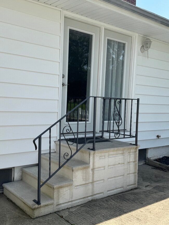 Building Photo - 745 Forde Ave