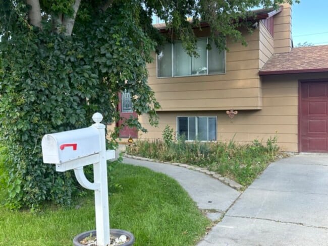 Building Photo - 4 BED, 2 BATH HOUSE Spacious inside and ou...