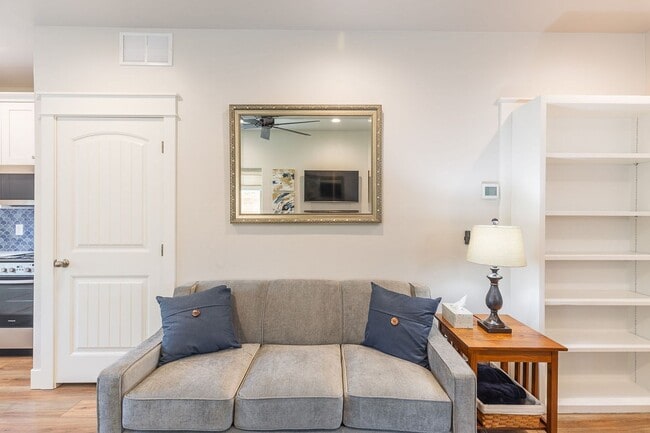 Building Photo - Charming Fully Furnished 1 Bedroom, 1 Bath...