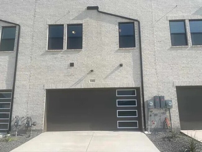 Building Photo - 1205 Doris May Dr