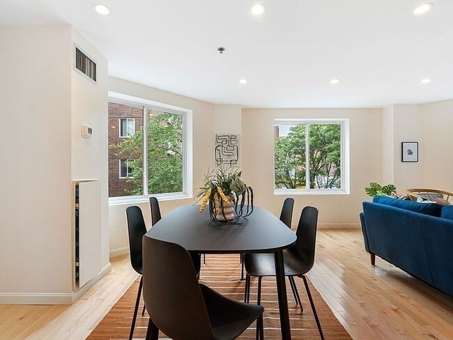 Building Photo - "Spacious 2-Bed Retreat with Granite Touches & Pool Access in Cambridge's Heart!"