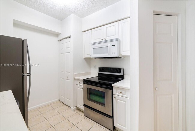 Building Photo - 17150 N Bay Rd