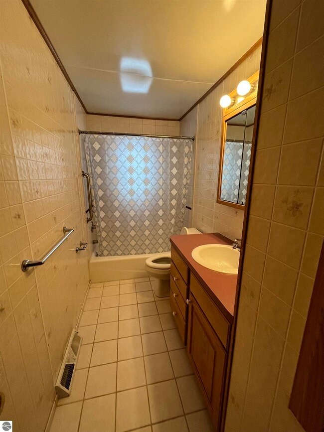 Building Photo - 833 Fern St