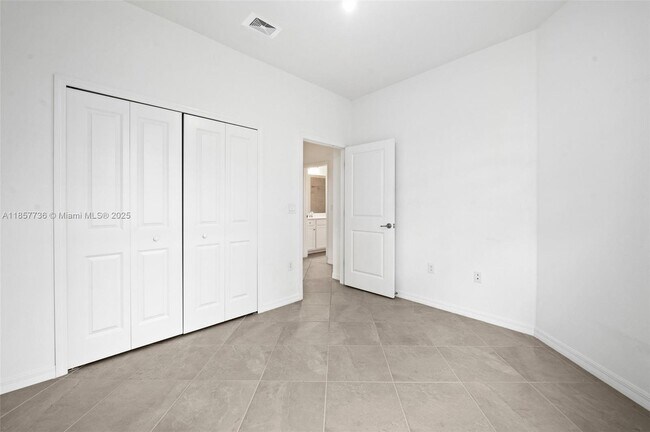 Building Photo - 2616 Vine Ave