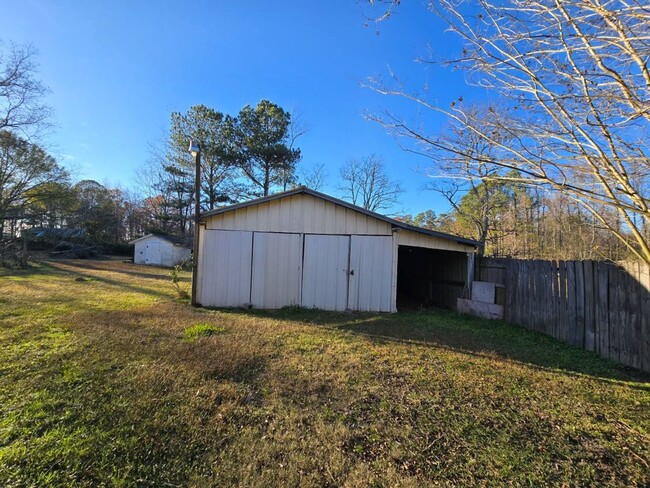 Building Photo - Nice Rancher in Arab Area