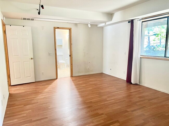 Building Photo - 14700 Voltaire Dr