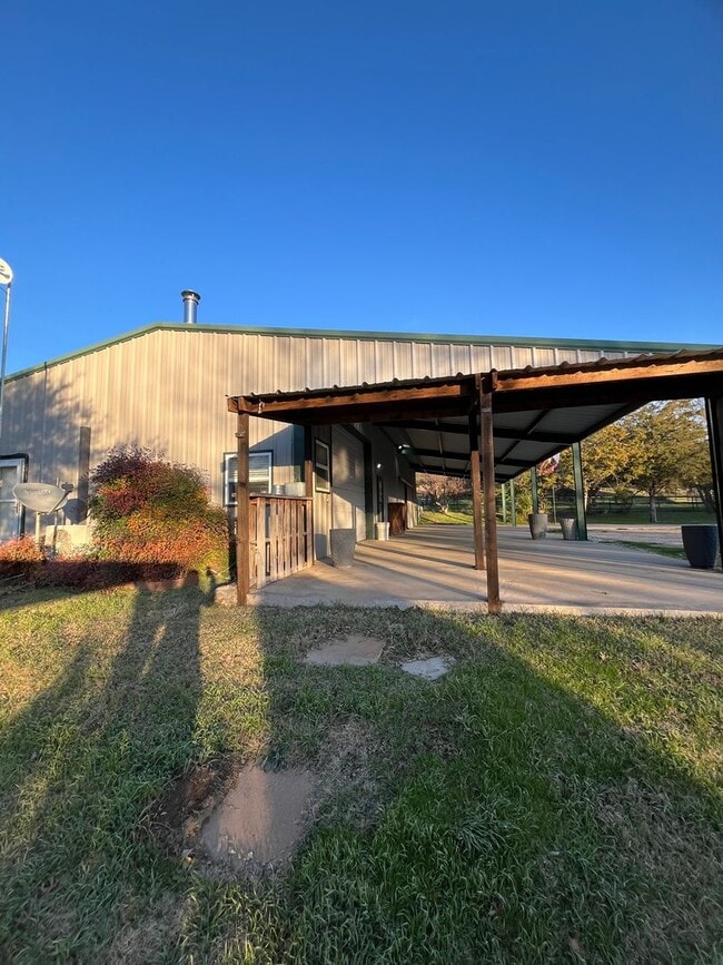Building Photo - Horse Property - POOL - Country living at ...