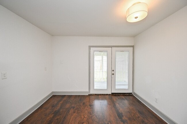 Building Photo - 314 W Hart Ave