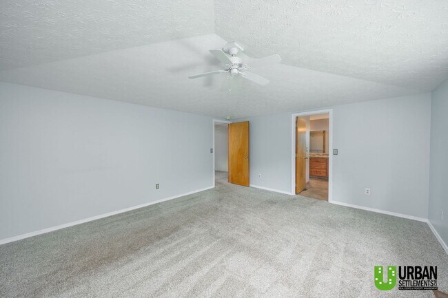 Building Photo - Spacious 4 bedroom and 3 bathroom house fo...