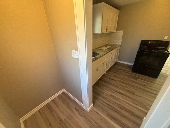 Building Photo - Spacious 3 bed 2 bath home, move in ready