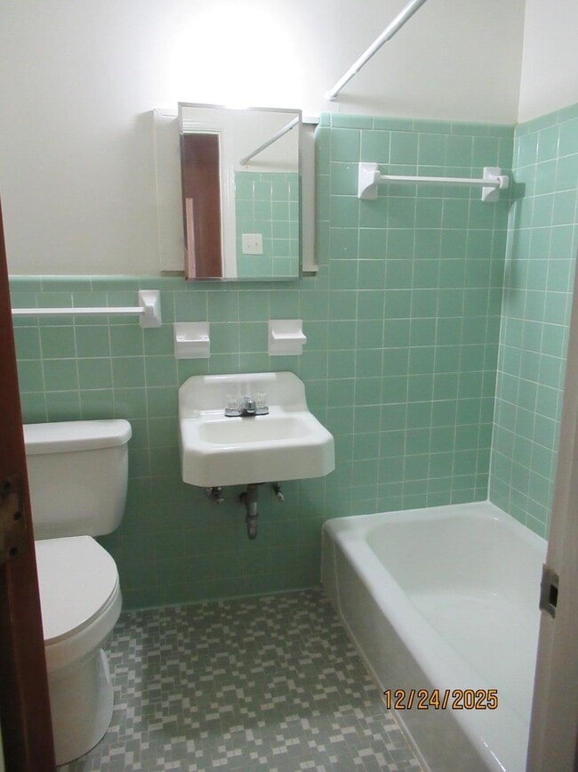 Building Photo - 326 W Hampton Ave