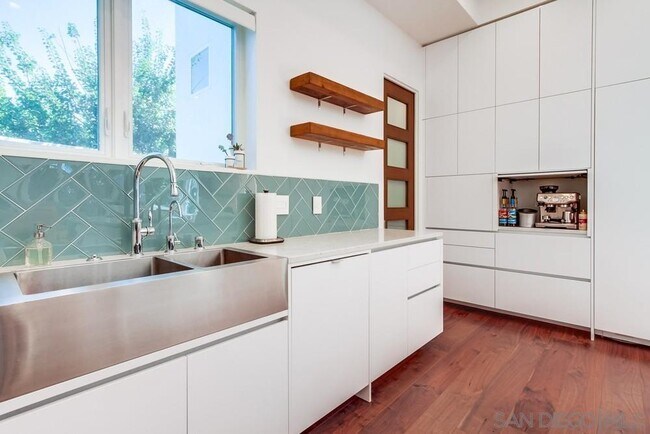 Building Photo - 738 Castro St