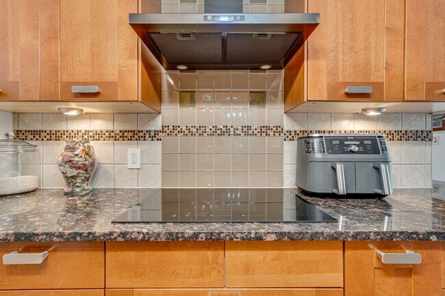 Building Photo - Charming 4 Bed SFH in Alexandria!