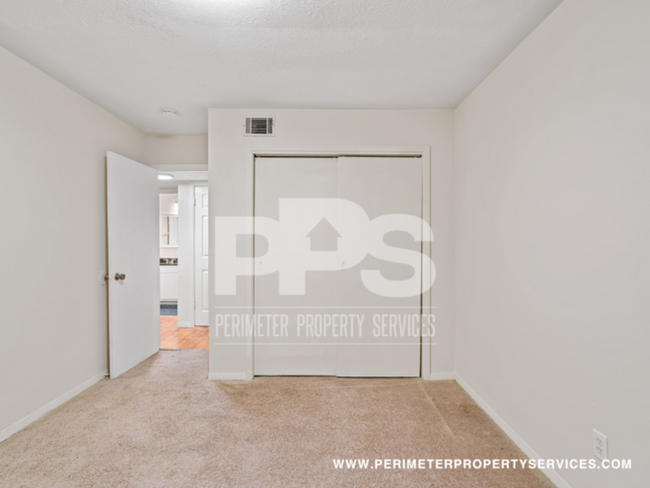 Building Photo - FULLY RENOVATED UNIT!!! WITH ONE MONTH REN...