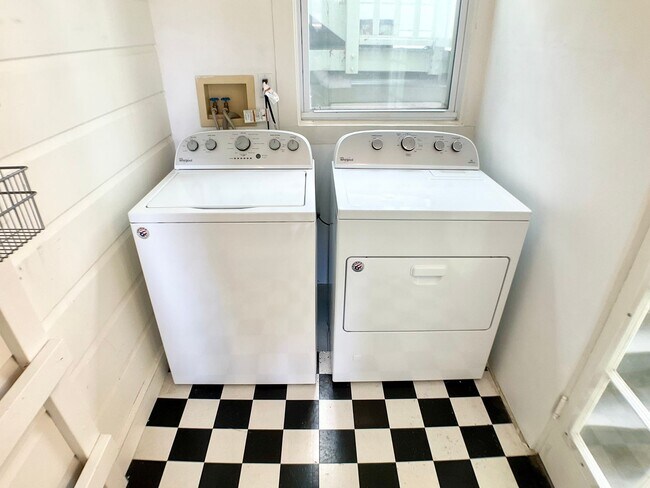 Building Photo - REMODELED and Spacious.  IN-UNIT LAUNDRY! ...
