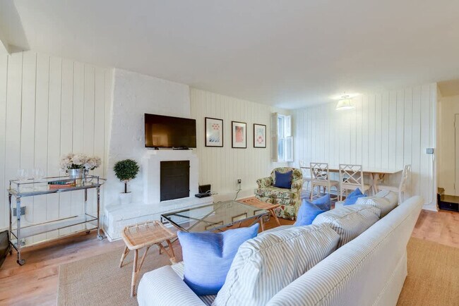 Building Photo - 2424 Gough St