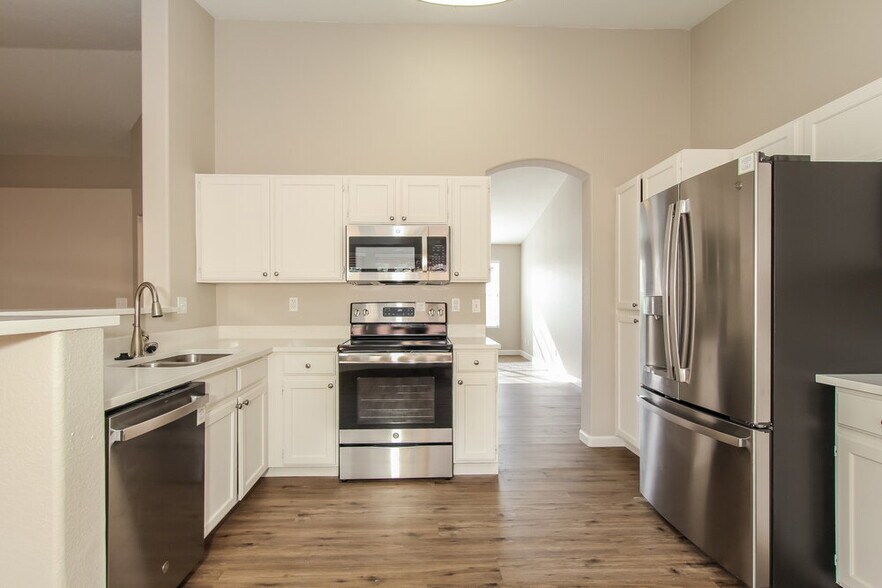 Building Photo - 824 E Rose Marie Ln