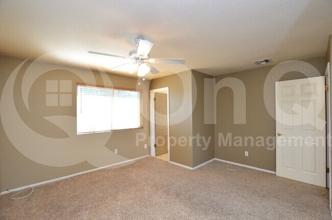Building Photo - 5019 E Laurel Ln