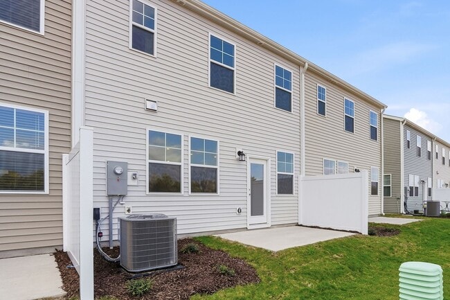 Building Photo - BEAUTIFUL AND READY FOR YOU- NICE TOWNHOME IN ANGIER, NC