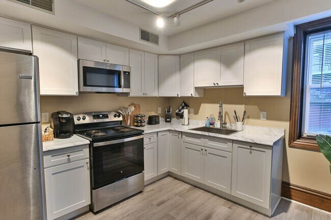 Building Photo - 119 Locust St