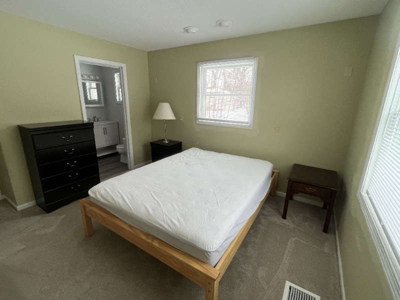 Building Photo - 559 Malletts Bay Ave