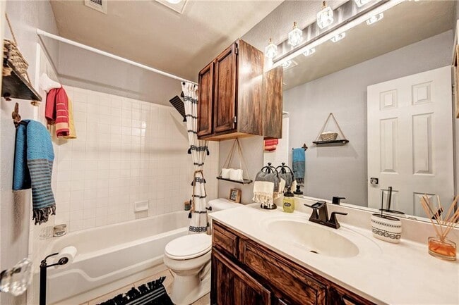 Building Photo - 1813 White Oak Loop