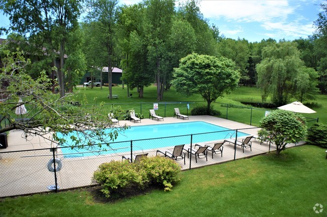 Chestnut Hills Swimming Pool - Chestnut Hills Apartments