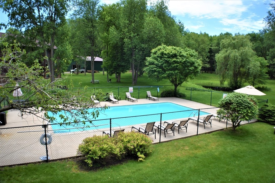 Chestnut Hills Swimming Pool - Chestnut Hills Apartments