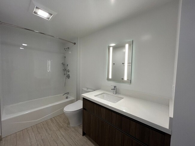 Building Photo - 2510
