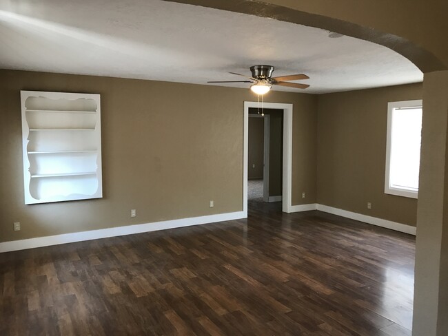 Building Photo - 4 bedroom 2 bath next to Chico State. Watc...