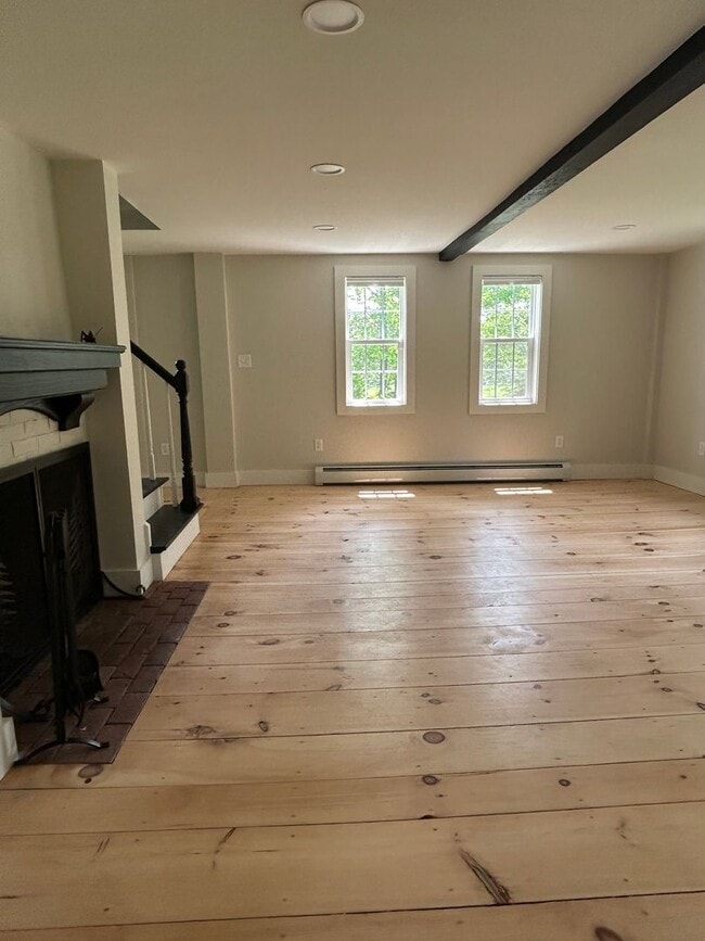 Building Photo - Beautiful renovated 5 bedroom 2.5 bath sin...