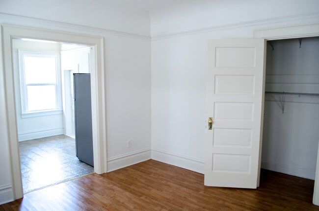 Building Photo - 836 S Burlington Ave